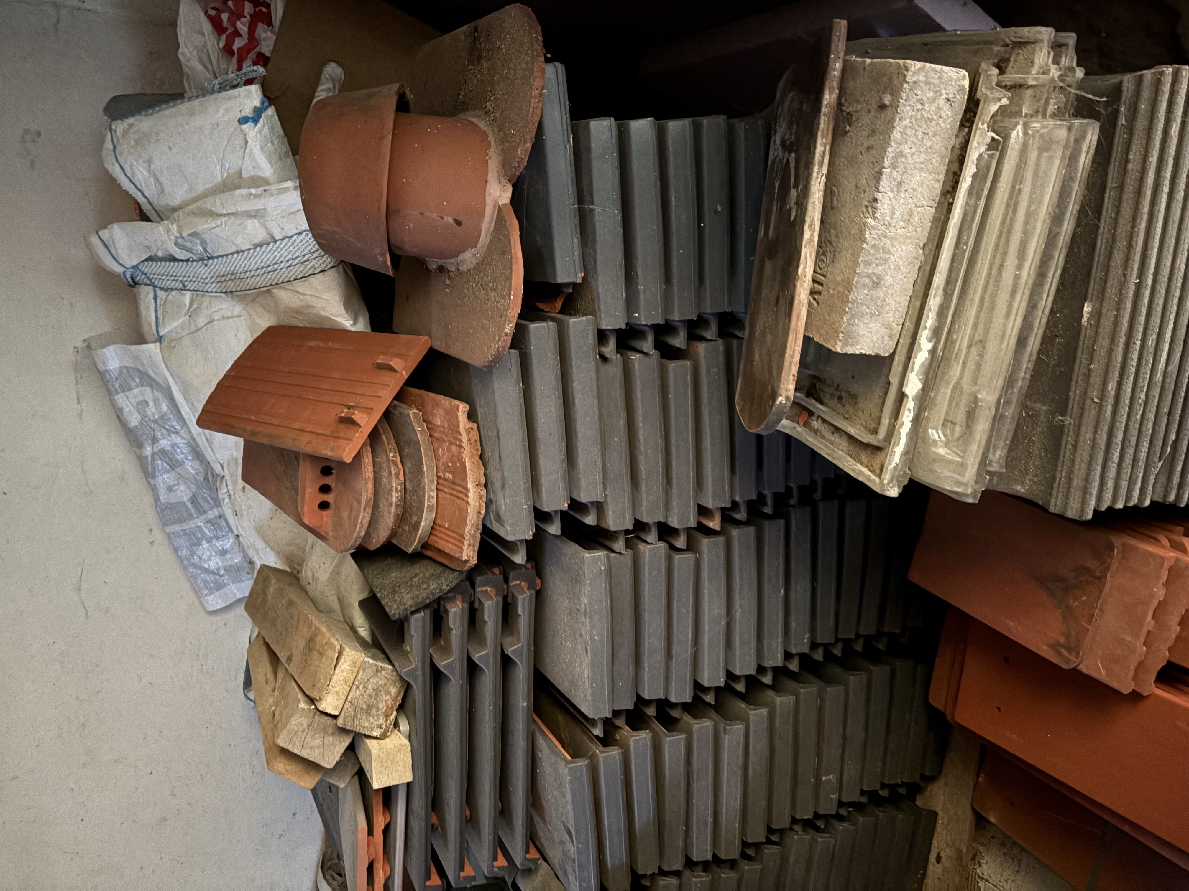 Vielfältige Dachziegel und Baustellenmaterialien