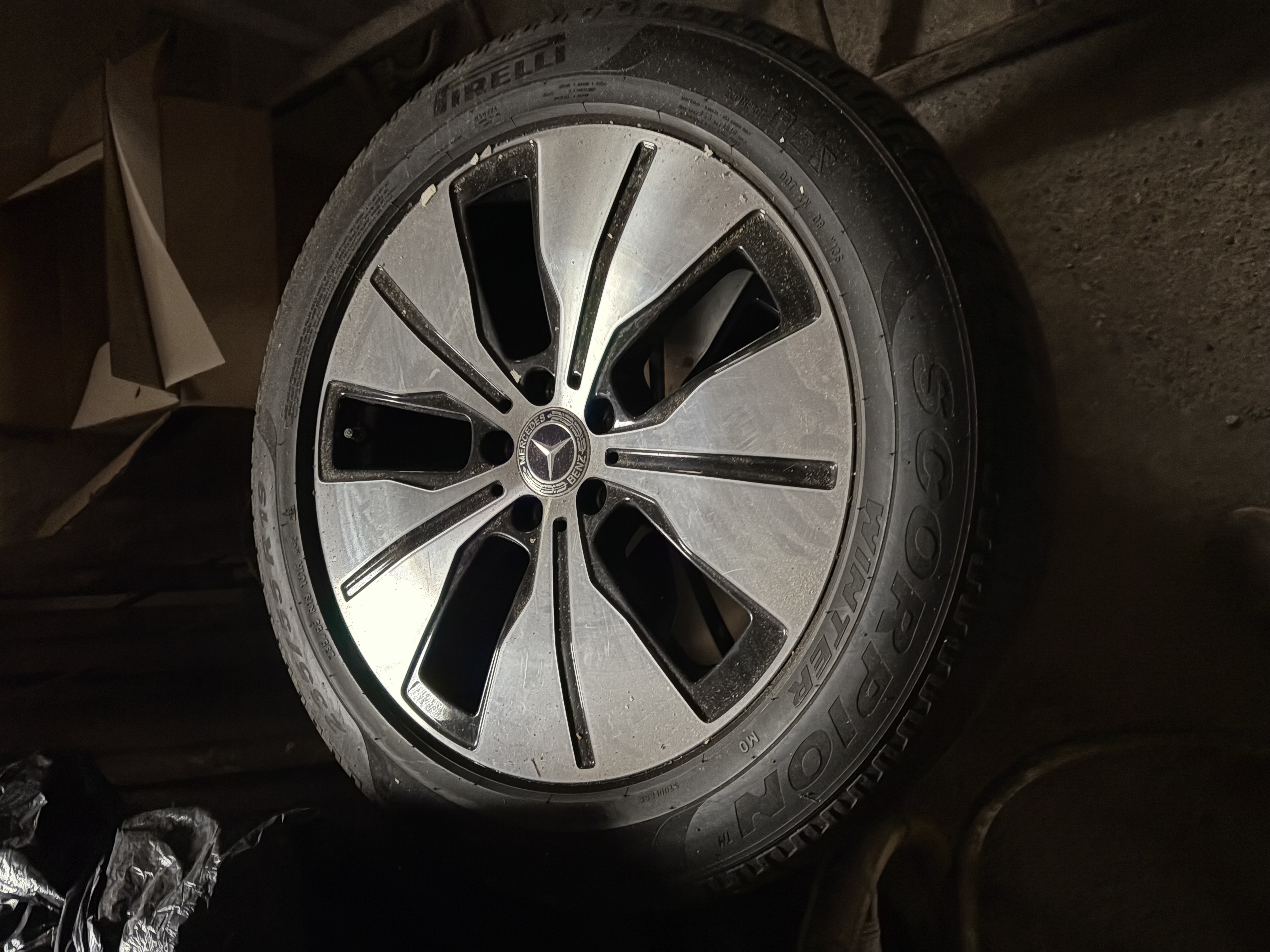 Mercedes-Benz Alufelge mit Winterreifen